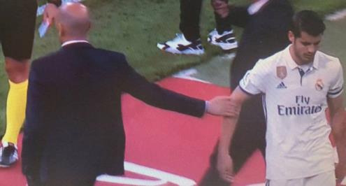 بالفيديو.. لاعب جديد على أعتاب الرحيل؟ موراتا "الغاضب" يرفض مصافحة زيدان